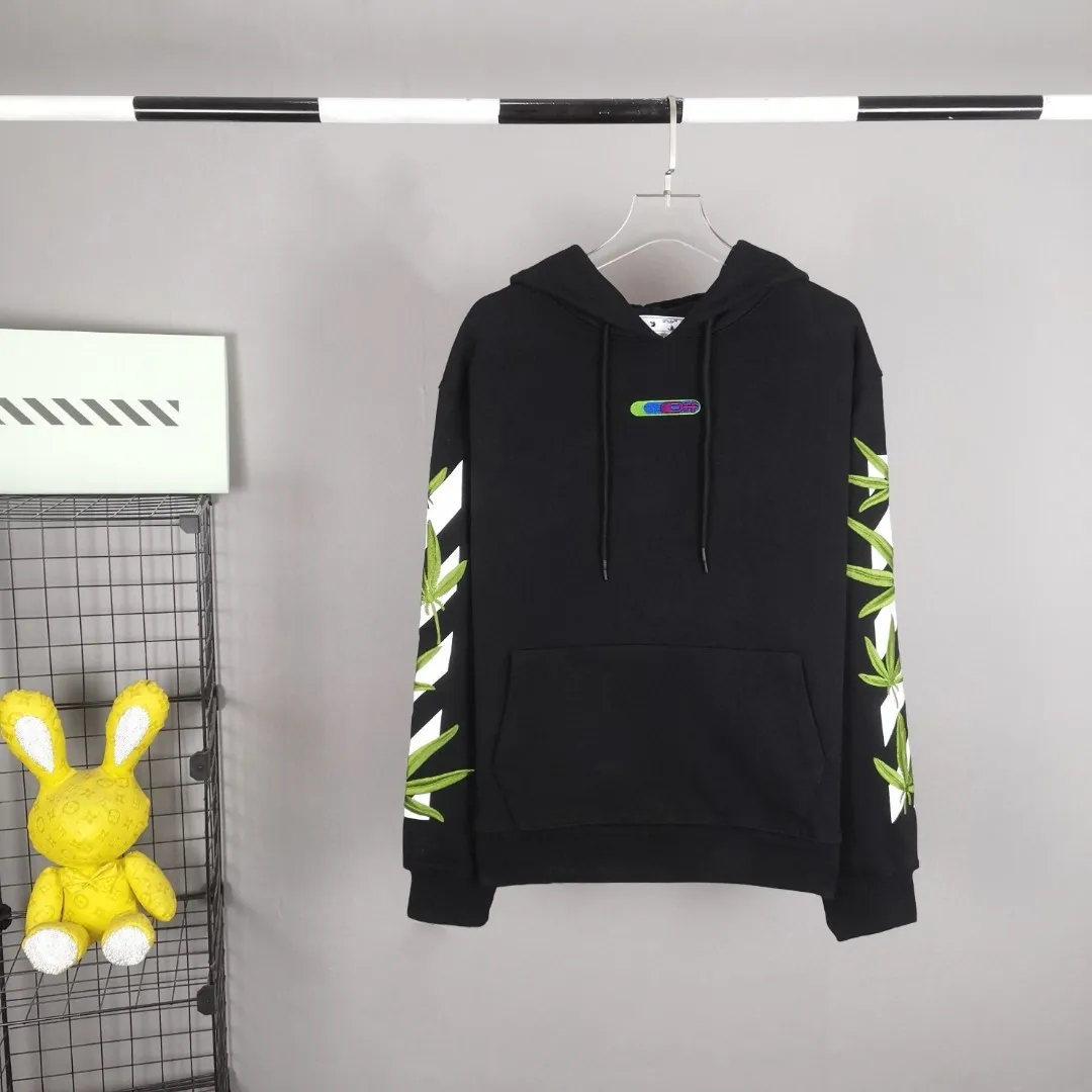 [New Style] 22SS top version OFFWHITE OW lucky leaves embroidery printed same style trendy pure cotton loose autumn and winter hooded sweatshirt for male and female couples. This year's environmentally friendly series is indeed interesting, all centered around plants. The combination of lucky leaves and arrows has a slightly fresh and artistic style. The front panel printing uses Tajima embroidery printing and superimposed embroidery technology, with a yellow background, a second layer of blue, and the last layer is purple OFF. The embroidery is raised and has a tactile feel. The arrows on the back are made using imported glue technology and then put on the embroidery machine. The printing is realistic and full. Ye Jing's expression is very obvious. Customized three-label auxiliary materials to perfectly restore ZP.  Color: black and white Size: XS-L P:430